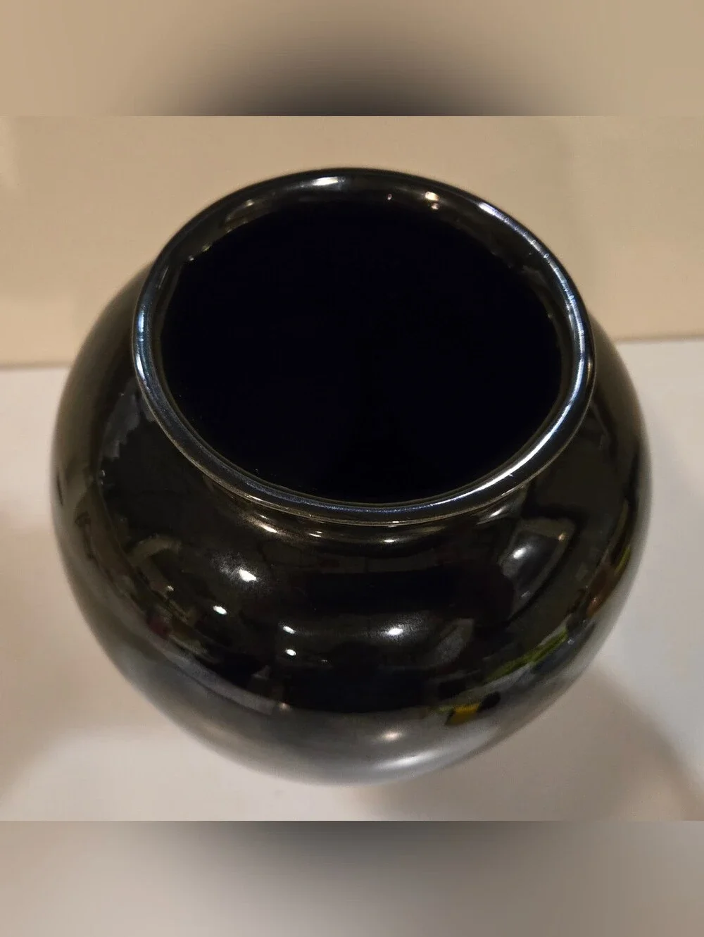 Elegant Black Gloss Ceramic Vase - Classic Home Accent